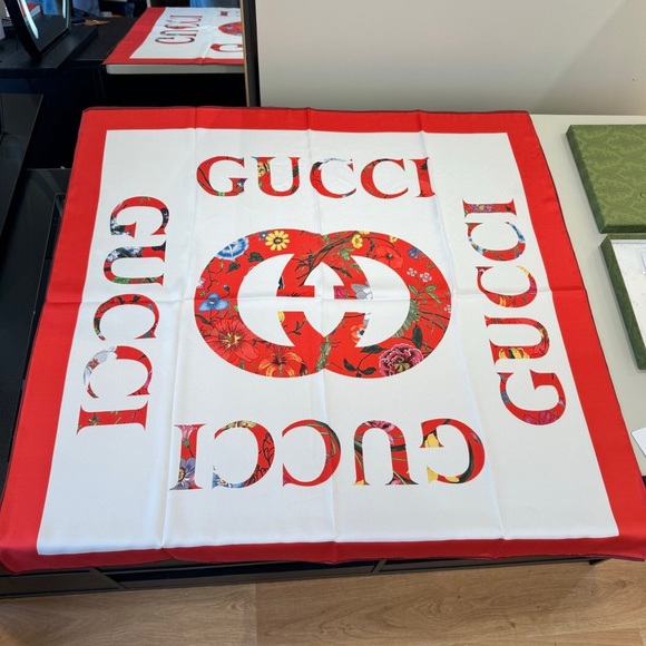 Meet the Posher Accessories - Gucci 90x90 Red Floral Interlocking G Silk Scarf NWT 🌸